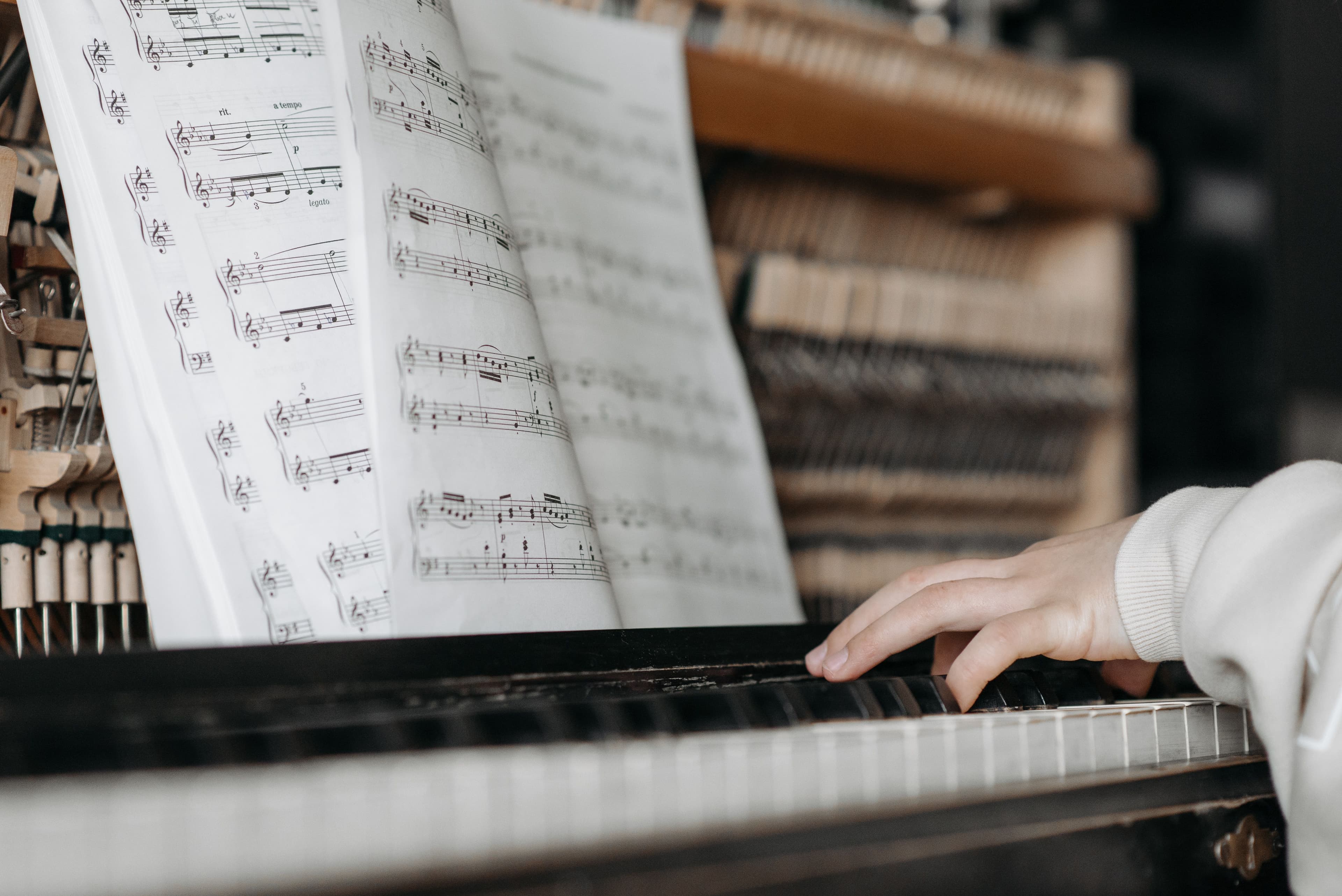 Mains d'enfant sur un piano