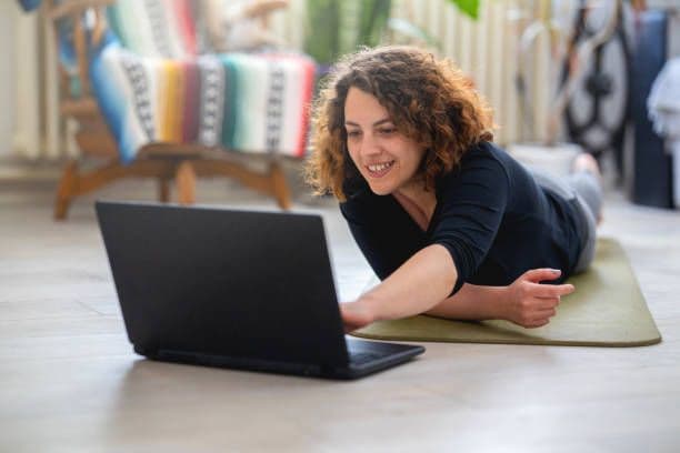 Bien-être au travail et mouvement devant un ordinateur